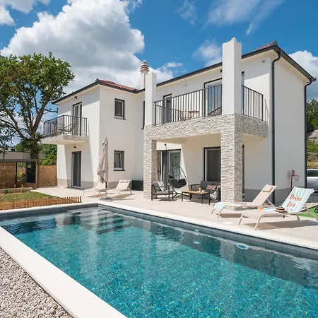 Ginger Modern With Private Pool